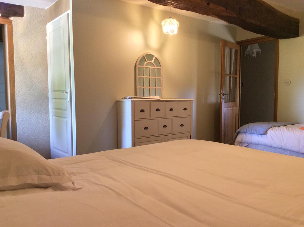 Bed and Breakfast Domaine De Noyer Saint-Christophe-en-Brionnais Номер фото